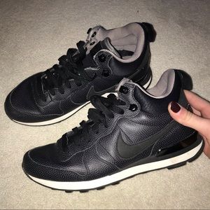 Black women’s nike high top sneakers size 7.5